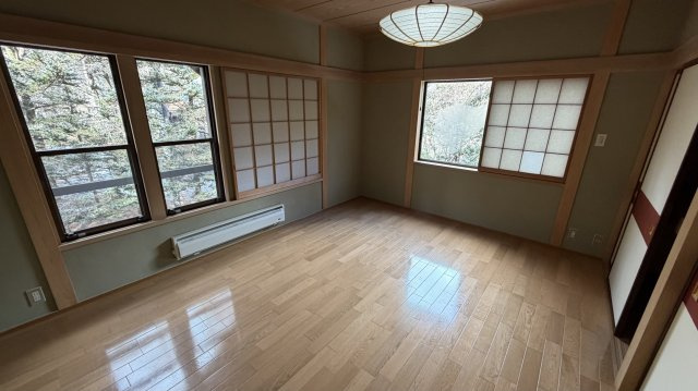 中軽井沢 千ヶ滝西区 新からまつの森エリア 中古戸建の洋室