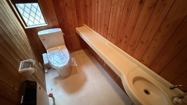 中軽井沢 千ヶ滝西区 新からまつの森エリア 中古戸建のトイレ