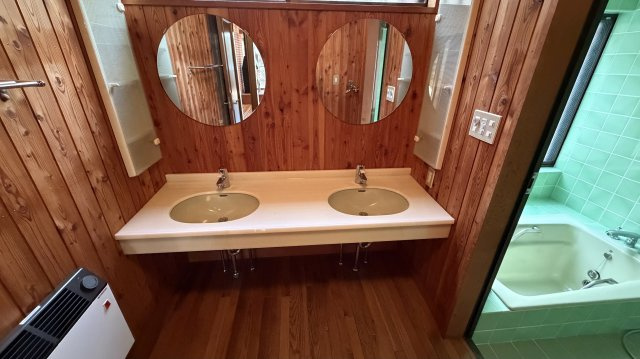 中軽井沢 千ヶ滝西区 新からまつの森エリア 中古戸建の洗面所