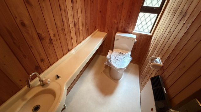 中軽井沢 千ヶ滝西区 新からまつの森エリア 中古戸建のトイレ