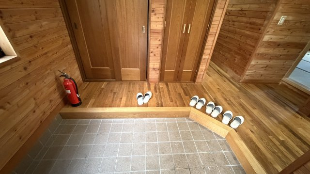 中軽井沢 千ヶ滝西区 新からまつの森エリア 中古戸建の玄関