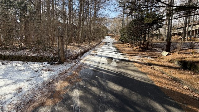 中軽井沢 千ヶ滝西区 新からまつの森エリア 中古戸建の前面道路含む現地写真