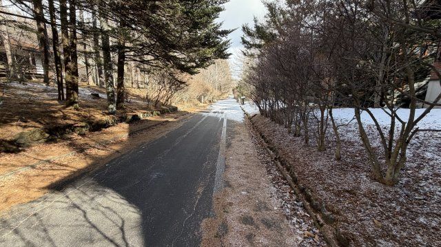 中軽井沢 千ヶ滝西区 新からまつの森エリア 中古戸建の前面道路含む現地写真