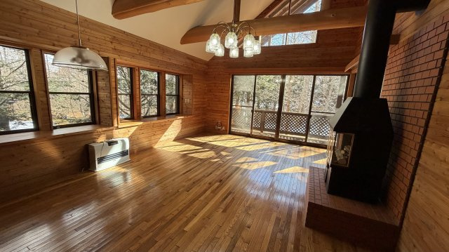 中軽井沢 千ヶ滝西区 新からまつの森エリア 中古戸建の居間・リビング