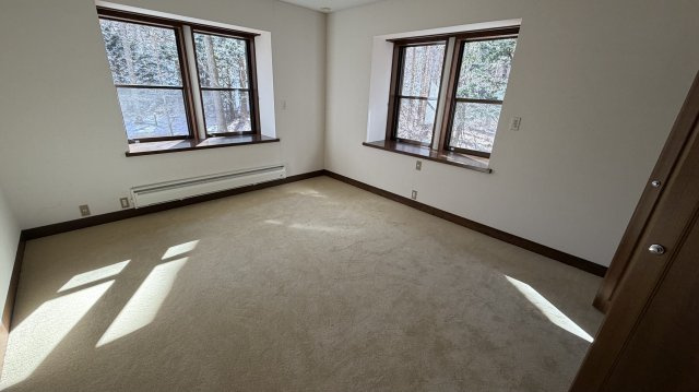 中軽井沢 千ヶ滝西区 新からまつの森エリア 中古戸建の洋室