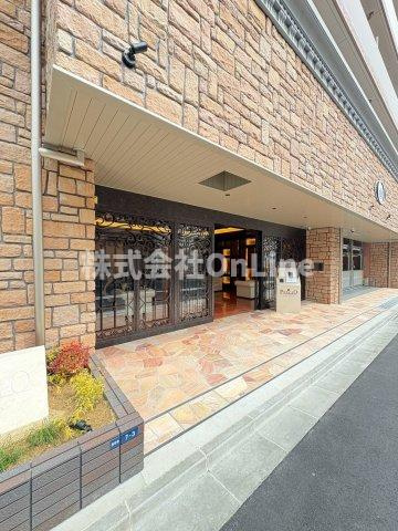 東大阪市長栄寺の賃貸マンションのエントランス