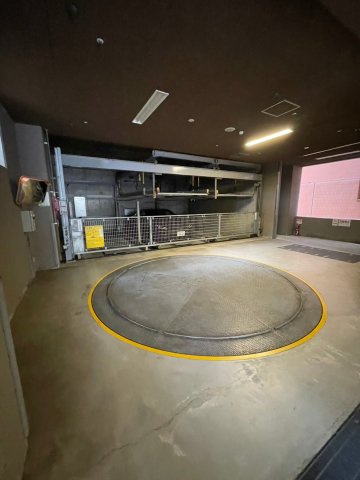 ロイヤルメゾン宝塚の駐車場