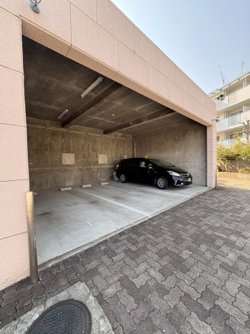 ロイヤルメゾン舞子坂の駐車場