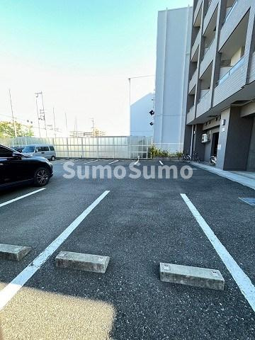 ロイヤル御幣島の駐車場