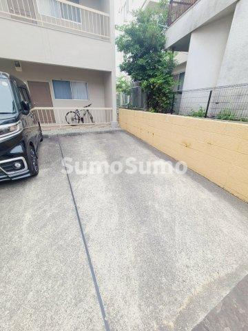 ロイヤルパーク仁川の駐車場