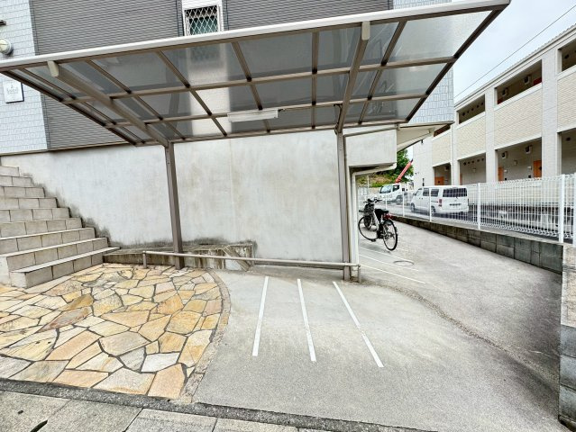 レジデンス伊川谷の駐車場