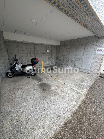 ロイヤルメゾン園田Ⅲ の駐車場|駐車スペースもあります