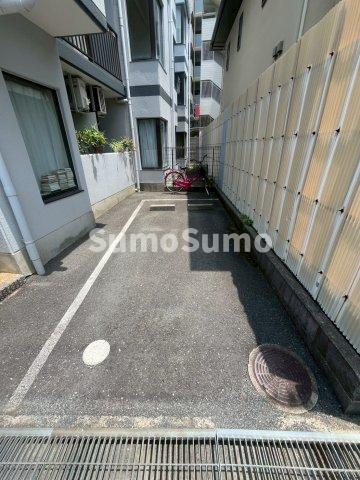 ロイヤルコート武庫之荘の駐車場