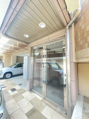ポコアポコ明石鍛治屋町三番館のエントランス