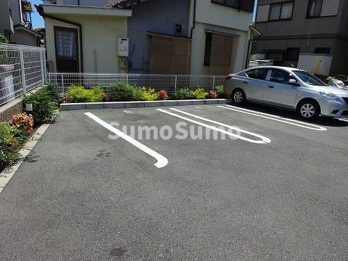 レトル・ダ・ムールの駐車場|駐車場があるので、車を買う予定の方も安心です