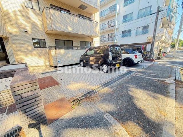 レジデンス・ミラ芦屋の駐車場