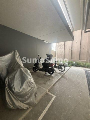 ローレルアイ谷町六丁目の駐車場