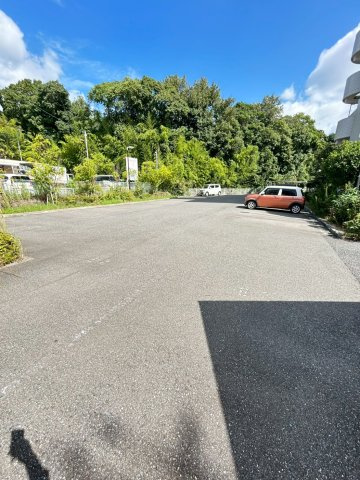 ローデンブルグ運動公園の駐車場|車をお持ちの方に嬉しい駐車場付きの物件です