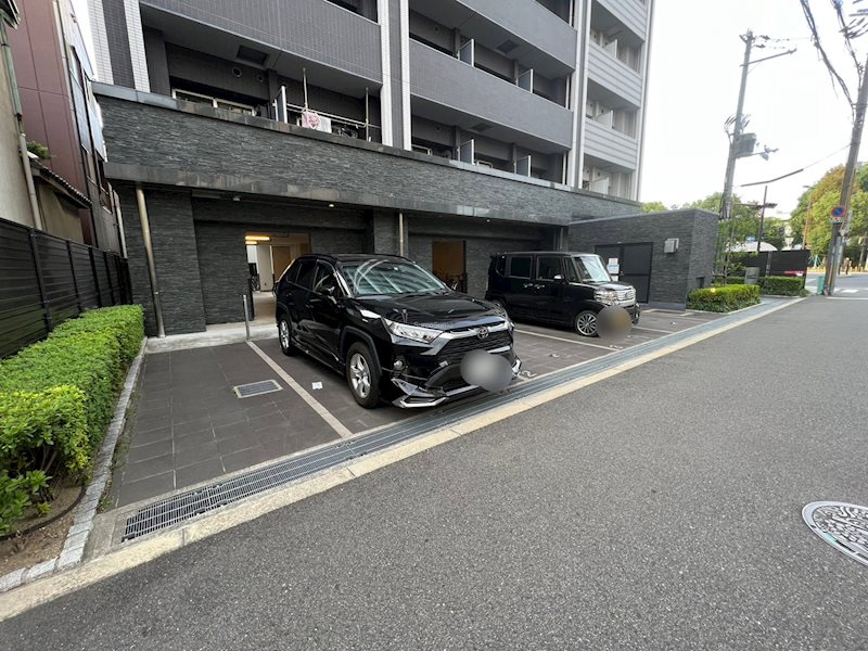 レジュールアッシュ九条の駐車場|駐車場があるので、車を買う予定の方も安心です