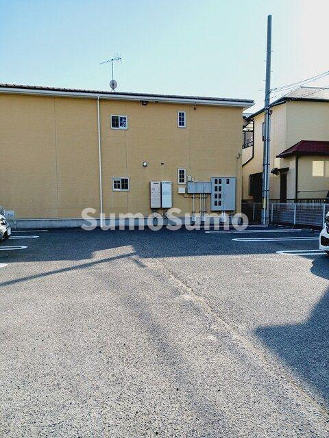 ローレルコートＳの駐車場|駐車場完備です
外観もきれいです