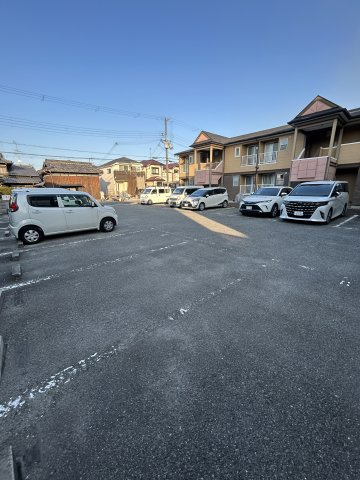 ロイヤルコート南別府A棟の駐車場|駐車場があるので、車を買う予定の方も安心です
