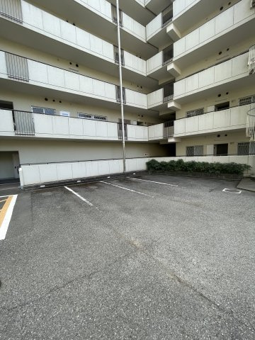 ロイヤルハイツ白川台の駐車場