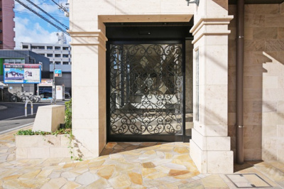 【エントランス】 | PHOENIX Clove Tomoi | 落ち着いたエントランスです