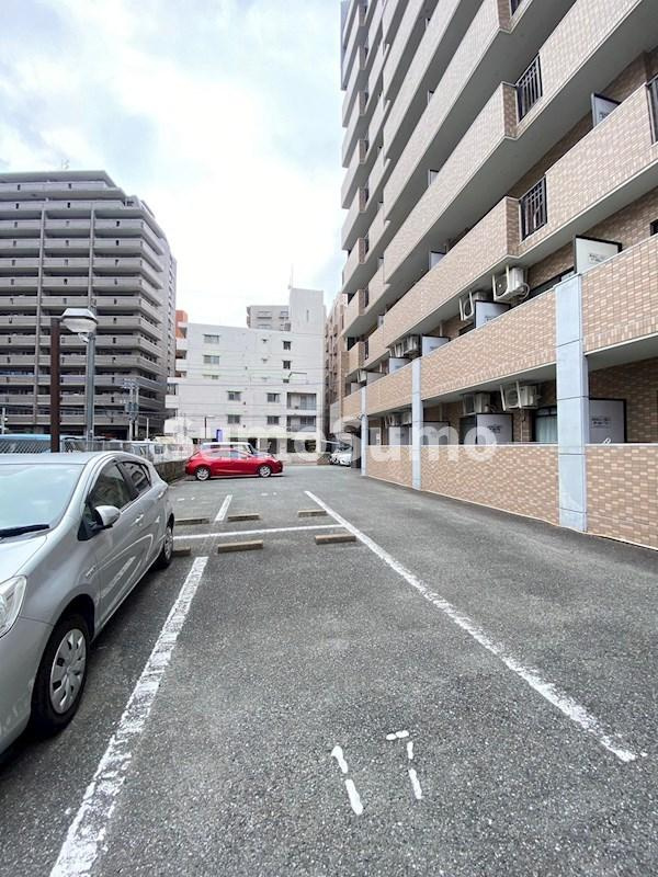 ディーセント天神南の駐車場