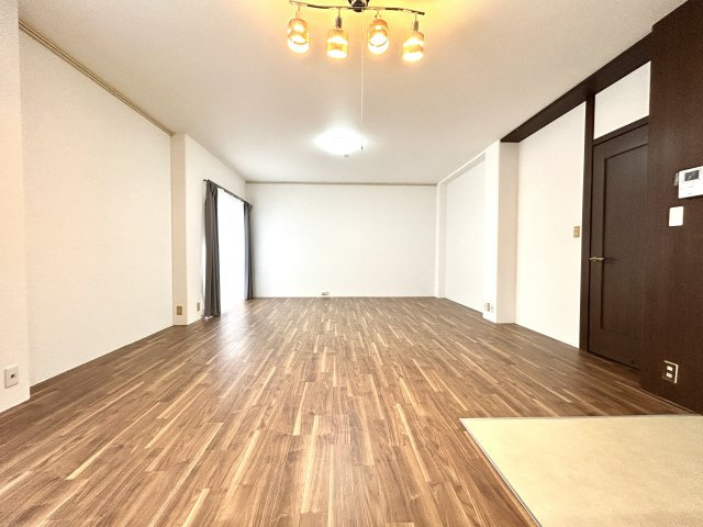 中古住宅　岩井の居間・リビング|ＬＤＫ