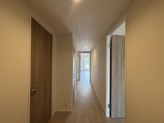 シティコーポ鴫野2号棟のその他|【廊下】
玄関から直接居住空間が見えづらく、プライバシーを確保しやすい設計です。(2026年3月 クロス・フローリング貼替、建具交換)