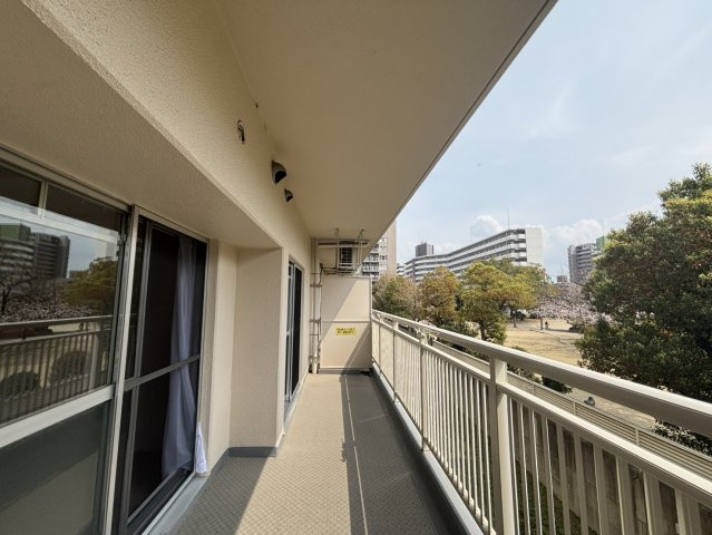 シティコーポ鴫野2号棟のバルコニー|【バルコニー】
2階部分のため、高所が苦手でも過ごしやすい高さです。南側につき陽当たり良好で、幅広い世帯が暮らしやすい住環境も魅力です。