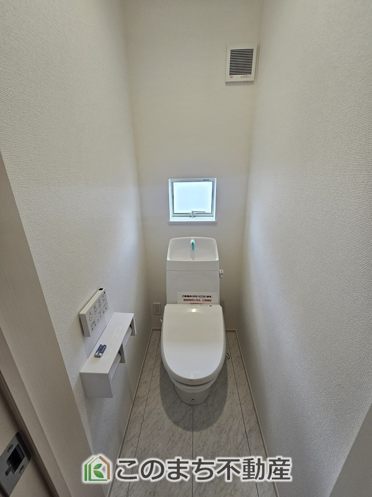 SOLANA鹿沼市緑町　1号棟のトイレ|小窓から換気ができて清潔なトイレスペース☆