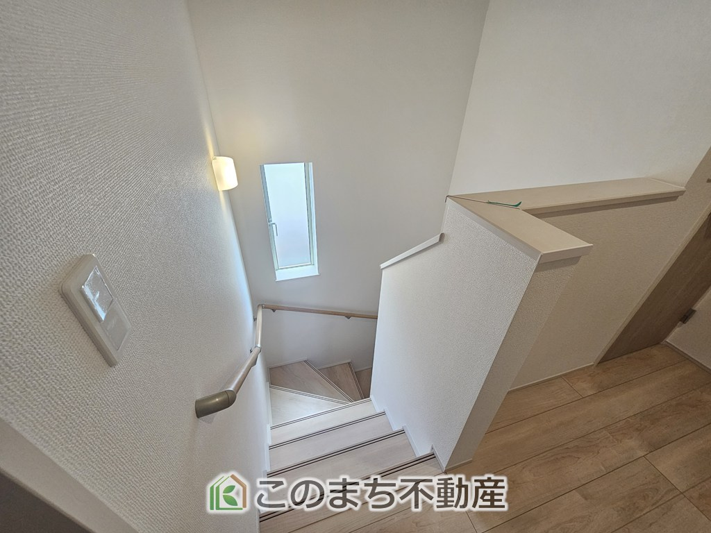 SOLANA鹿沼市緑町　1号棟の設備|手すり付きで小さなお子様にも安心の階段スペースです☆