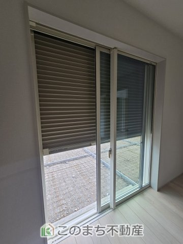 SOLANA鹿沼市緑町　1号棟の設備|1階掃出し窓はシャッター雨戸で防犯性アップ♪