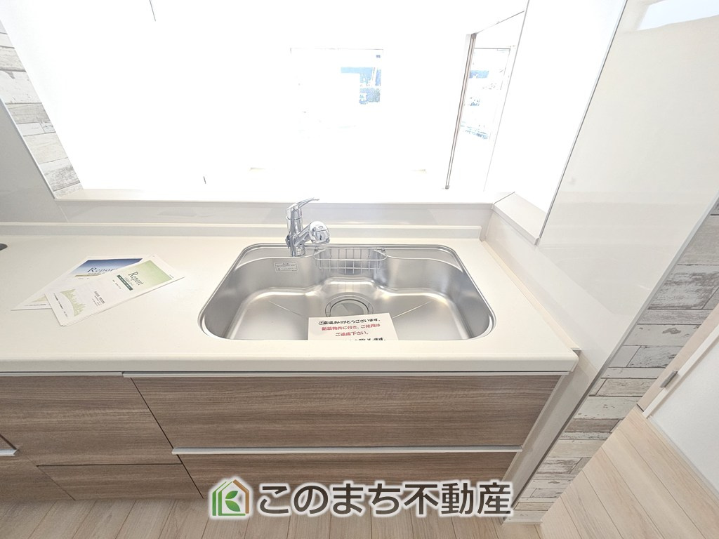 SOLANA鹿沼市緑町　1号棟のキッチン|ビルトイン型浄水器を内蔵したキッチン水栓。お米を研いだり、野菜を洗ったりするときなど用途に応じてワンタッチで浄水に切り替えが可能です。カートリッジ式なので、フィルターを簡単に交換する事が出来ます。