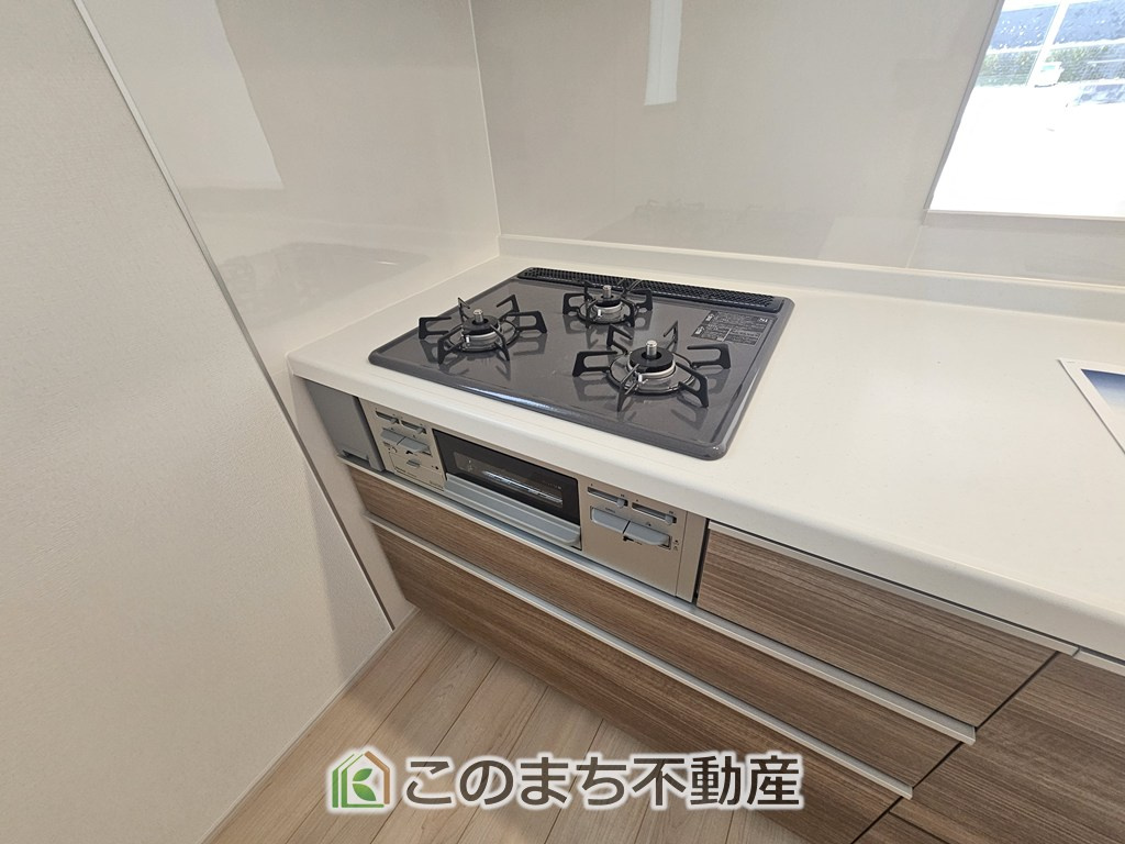 SOLANA鹿沼市緑町　1号棟のキッチン|三ツ口コンロ採用で、同時調理もスムーズ◎！お料理を並べられるカウンター付きで、配膳・片付けをサポート！