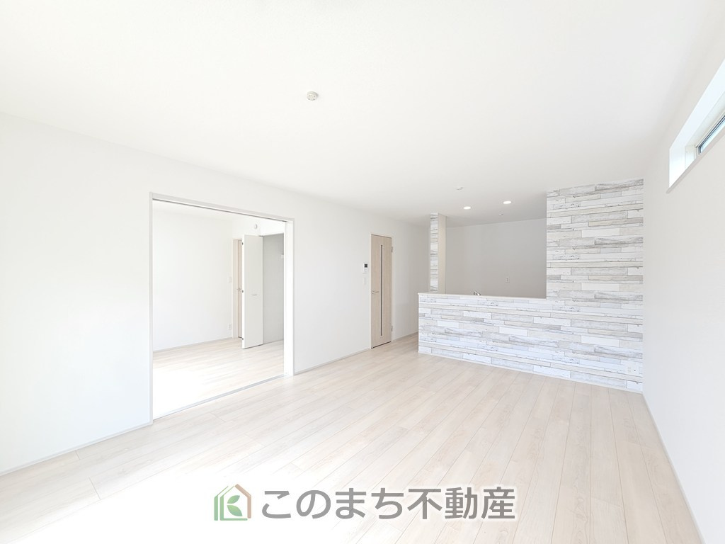SOLANA鹿沼市緑町　1号棟の居間・リビング|開放感のある広々としたリビング☆家族みんなでゆったりくつろげます♪
南側から暖かな日差しが差し込みます♪キッチンからリビングの様子がよく見渡せます☆
