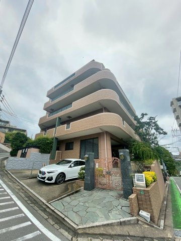 トレヴィ山荘通りの外観