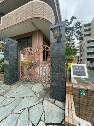 トレヴィ山荘通りのエントランス