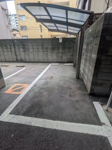 ドミール平尾の駐車場