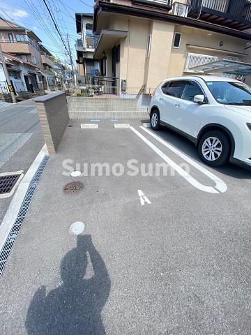 ペルスネージュ岡田 の駐車場