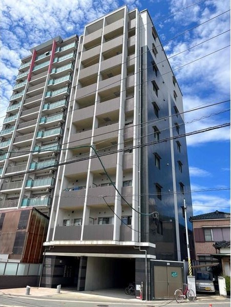 ドムール県庁前の外観