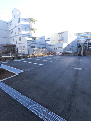 レジデンス船橋東中山の駐車場