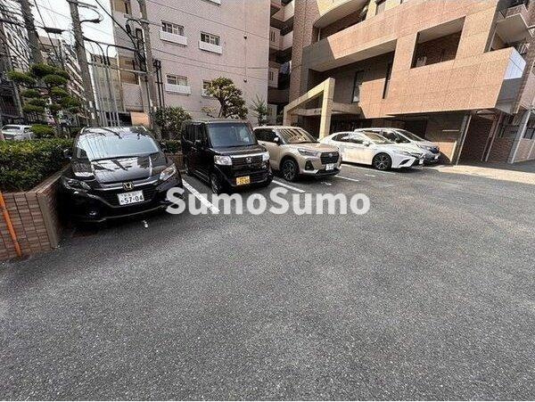 ディーセント天神南の駐車場