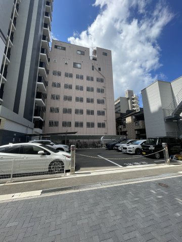 ドゥ バーグ渡辺通の駐車場