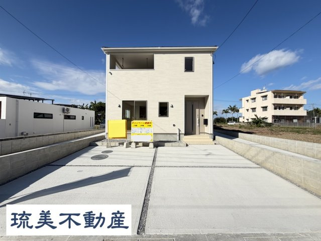 南城市佐敷佐敷　第1（全3棟）2号棟の外観|2号棟　並列駐車3台可♪EV車充電設備付き♪