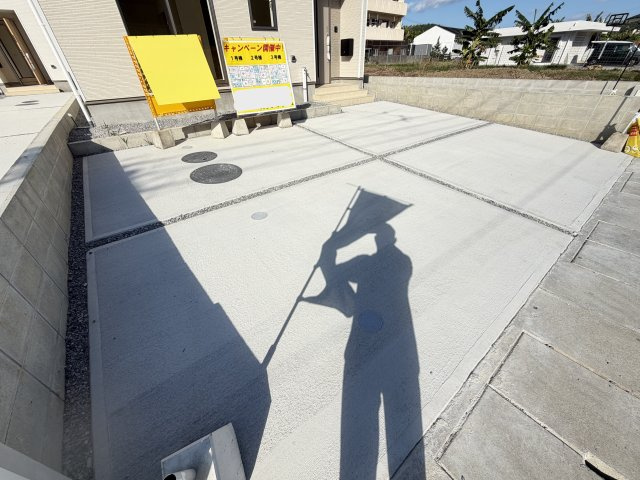南城市佐敷佐敷　第1（全3棟）2号棟の駐車場|2号棟　並列駐車3台可♪EV車充電設備付き♪