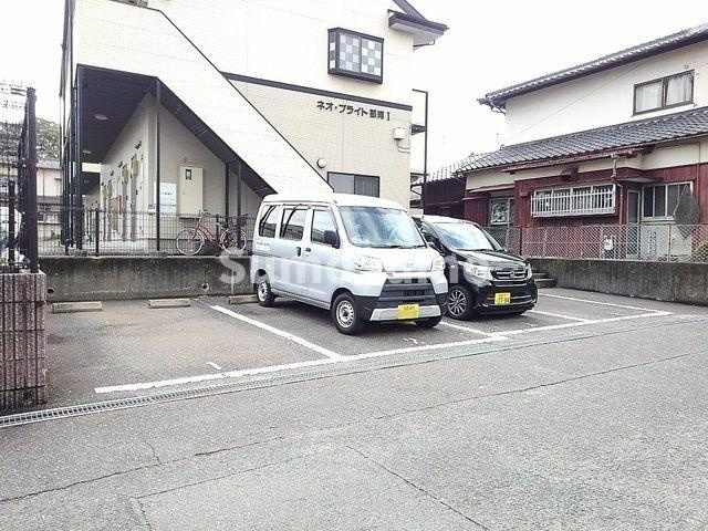 ネオ・ブライト那珂Ⅱの駐車場