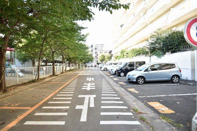 ローレルハイツ北天満2号棟の駐車場