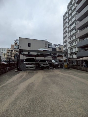 ネストピア西新の駐車場